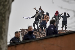 Väzni na streche väznice v talianskom Miláne