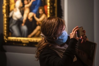 Žena s ochranným rúškom na výstave v Ríme