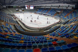 Utorňajší zápas českej hokejovej extraligy medzi Hradec Králové a Karlovy Vary sa odohral pred prázdnymi tribúnami.