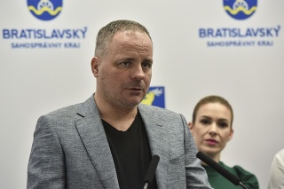 Predseda Bratislavského samosprávneho kraja Juraj Droba počas tlačovej konferencie ku koronavírusu. 