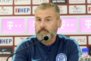 Na snímke tréner slovenskej futbalovej reprezentácie Pavel Hapal počas tlačovej konferencie pred sobotňajším kvalifikačným zápasom EURO 2020 proti domácemu Chorvátsku.