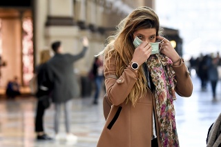 Žena v talianskom Miláne s ochranným rúškom na tvári