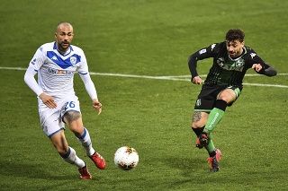 Na snímke vpravo hráč Sassuola Francesco Caputo strieľa úvodný gól v zápase 26. kola talianskej Serie A vo futbale Sassuolo Calcio - Brescia Calcio