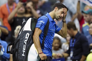 Srbský tenista Novak Djokovič odchádza z kurtu po tom, čo skrečoval osemfinálový zápas proti Švajčiarovi Stanovi Wawrinkovi.