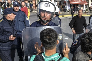 Grécke bezpečnostné zložky sa snažia uchrániť hranicu pred nápormi migrantov.