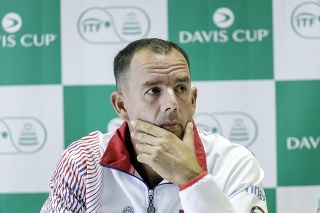 Na snímke nehrajúci kapitán slovenskej daviscupovej reprezentácie Dominik Hrbatý.
