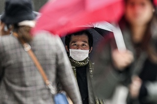 Muž s rúškom na tvári v uliciach nemeckého Düsseldorfu