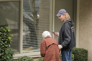Dorothy svojho manžela môže vidieť len cez okno na domove dôchodcov.