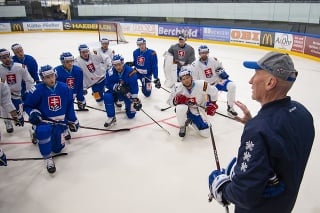 Na snímke tréner Craig Ramsay (vpravo) počas tréningu slovenskej hokejovej reprezentácie.