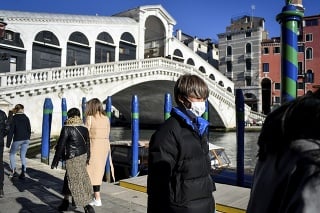 Muž s rúškom na tvári v uliciach Benátok