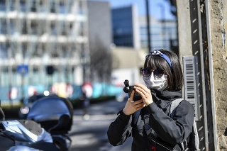 Žena s ochranným rúškom v talianskom Miláne