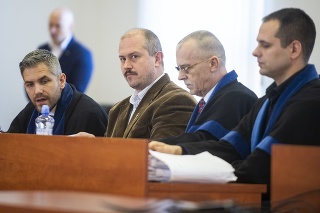Zľava advokát Tomáš Rosina, predseda ĽSNS Kotleba a advokáti Ondrej Mularčík, Peter Kupka.