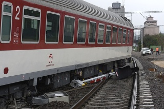 Vlak sa vykoľajil neďaleko Trenčína.