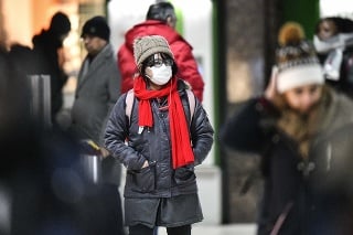 Žena s ochranným rúškom v uliciach nemeckého Düsseldorfu