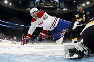 Hokejista Montrealu Canadiens Tomáš Tatar padá pred hráčom Bostonu Bruins Connorom Cliftonom.