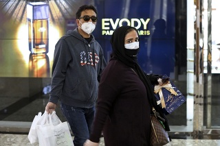 Dvojica v Teheráne s ochrannými rúškami na tvárach