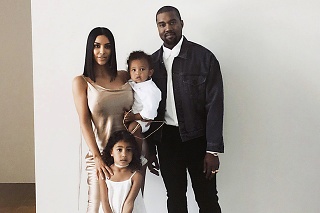Kim s dcérkou North, synom Saintom a manželom Kanyem.