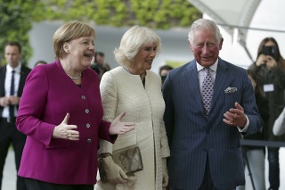 Následník britského trónu princ Charles, jeho manželka Camilla a nemecká kancelárka Angela Merkelová