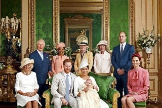 Oficiálna fotka kráľovskej rodiny po krste Archieho.