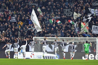 Futbalisti Juventusu Turín sa tešia s fanúšikmi.