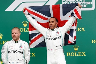 Lewis Hamilton istou nohou kráča za šiestym titulom. 