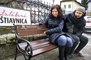 Zaľúbenci Stella (23) a Dominik (24) si ako prví posedeli na lavičkách s veršami z Maríny.