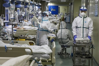 Lekári ošetrujú pacientov, ktorí sú infikovaní novým druhom koronavírusu na izolavenej jednotke intenzívnej starotlivosti v nemocnici v čínskom meste Wu-chan.