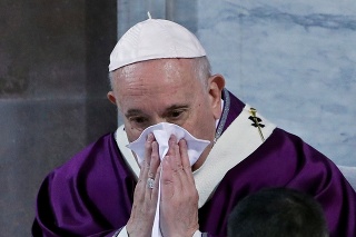Pápež počas Popolcovej stredy pokašliaval a smrkal.