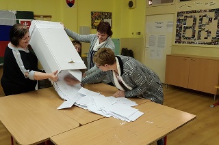 Volebné miestnosti na väčšine Slovenska sa zatvorili, okrskové volebné komisie začínajú sčítavať hlasy.