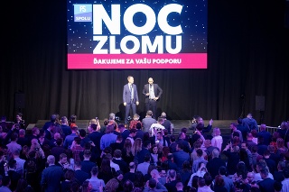 Zľava na pódiu: Predseda SPOLU Miroslav Beblavý a volebný líder koalície strán PS/Spolu Michal Truban.