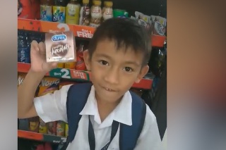 Úsmevný omyl: Chlapec chcel kúpiť svojej učiteľke čokoládu