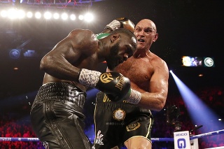 Tyson Fury zvíťazil v dlhoočakávanom zápase nad Deontayom Wilderom.