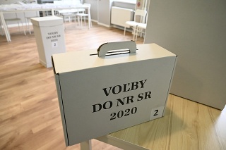 Príprava volebnej miestnosti deň pred Voľbami do Národnej rady Slovenskej republiky v Trenčíne.