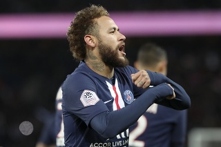 Hráč Paris St. Germain Neymar oslavuje gól v zápase proti Amiens