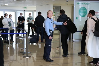 Na bratislavskom letisku kontrolujú cestujúcich. 