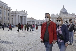 Dvojica s rúškami na tvárach vo Vatikáne
