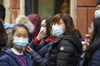 Čínski turisti s ochrannými rúškami na tvári v uliciach Ríma