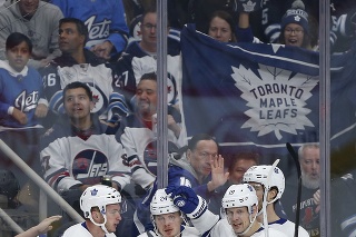 Hokejista Toronta Maple Leafs Martin Marinčin (vľavo) prispel k výhre svojho tímu asistenciou.