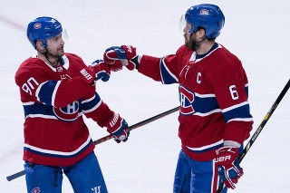  Hráč Montrealu Canadiens Shea Weber (vpravo) oslavuje so Slovákom Tomášom Tatarom gól.