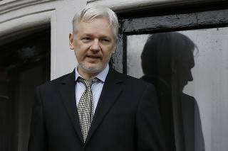 Julian Assange na archívnej fotke z roku 2016