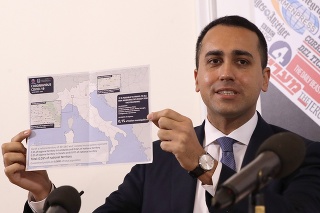 Taliansky minister zahraničných veci Luigi Di Maio drží mapu Talianska ukazujúcu obce v regiónoch Lombardsko a Benátsko, kde nie je možné cestovať.