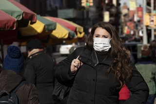 Žena v New Yorku sa chráni ústnym rúškom.