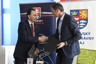 Vľavo prezident SZĽH Miroslav Šatan a vpravo predseda PSK Milan Majerský.