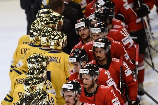 Švédski hokejisti (vľavo) podávajú ruky porazeným Švajčiarom. (ilustračné foto).