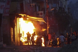 Demonštranti zapaľovali budovy v rôznych častiach mesta. 