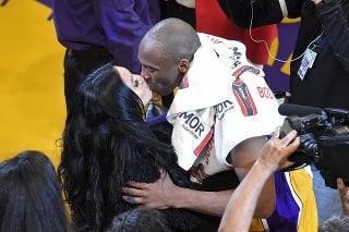 Kobe Bryant bozkáva svoju manželku Vanessu na konci zápasu zámorskej basketbalovej NBA.