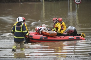 Britskí meteorológovia vydali viac ako 350 varovaní pred záplavami.