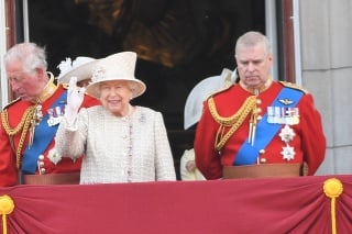 V popredí princ Andrew (vpravo) a jeho mama kráľovná Alžbeta II.