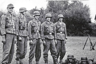 Archívne foto: Wendrinský (č. 4 zľava) vo výcvikovom tábore v Benešove.