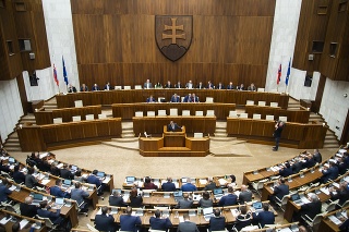 Opozícia ostro vystúpila v parlamente proti zvýšeniu bankového odvodu (ilustračné foto).